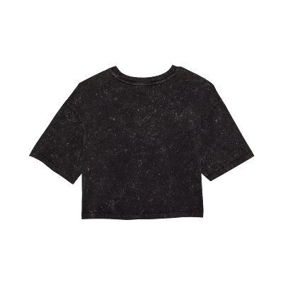 Les femmes &eacute;tranglent le tee-shirt de culture surdimensionn&eacute;